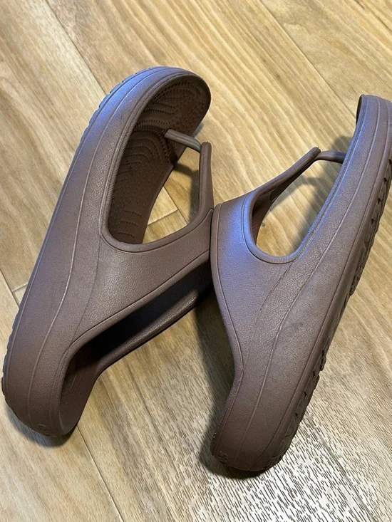 Crocs women’s Brown Foam Flip Flop Sandals - Comfortable Everyday Thongs - Picture 4 of 6